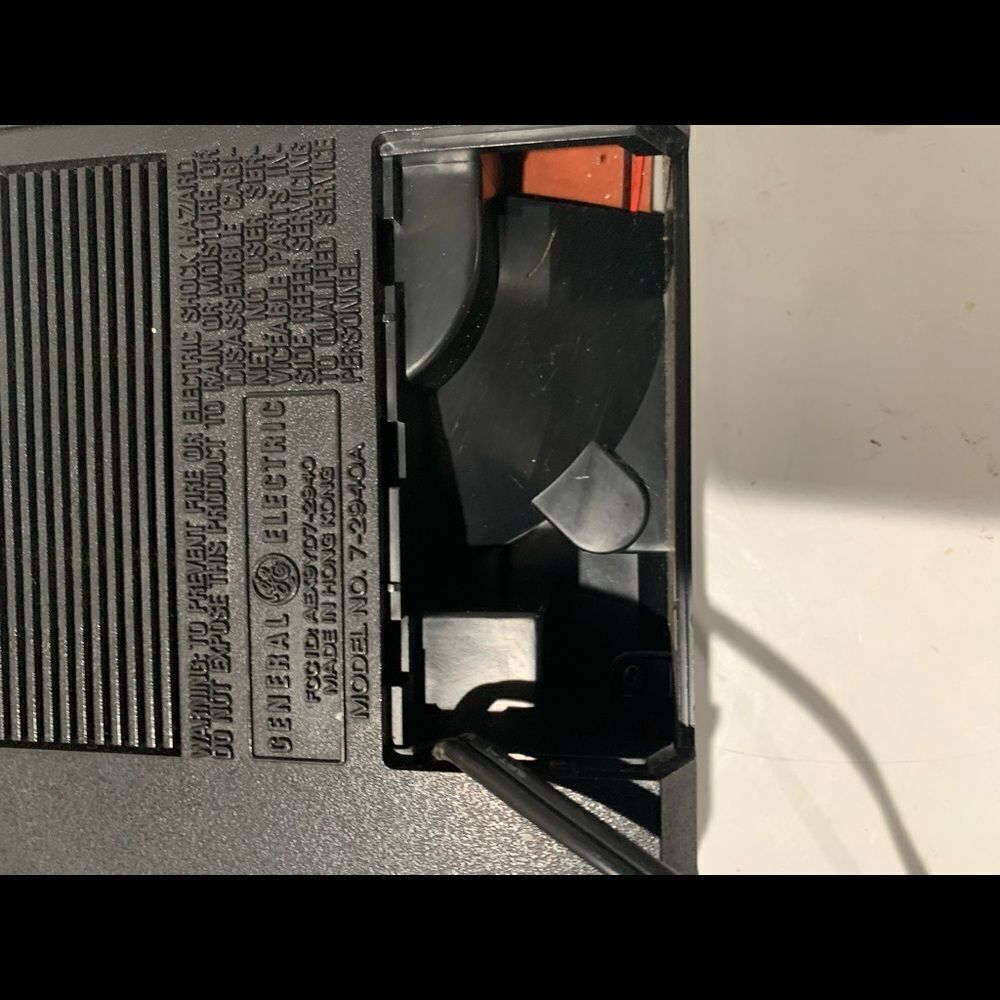 General Electric AM/FM Portable Radio Model 7-2940 - Picture 4 of 8